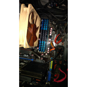Cel din stanga este stickul nou de 4GB. Alaturi sunt 2x4GB (kit)