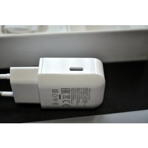 Alimentatorul are tot mufa USB C, iar cablul este USB C - USB C.