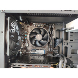 Wire managentul permis a fost foarte ok cu un Seasonic S12III-550. Strica putin imaginea DVD-RW...