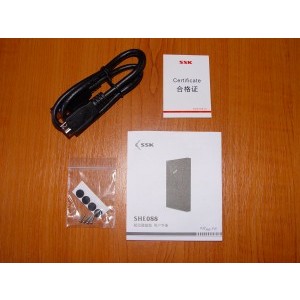 Tampoanele de cauciuc, cele 4 suruburi, manualul, certificatul si cablul USB 3.0/2.0