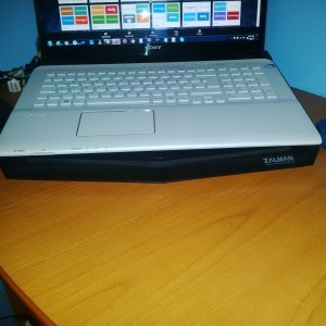 Un Sony Vaio de 17,3" pe Zalman ZM-NC11