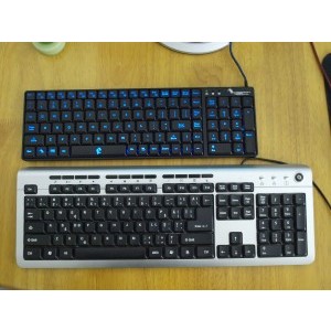 Tastatura normala v.s Dark Sector [diferenta de marime pentru a va face o idee mai clara]