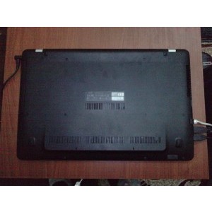 spatele laptop-ului