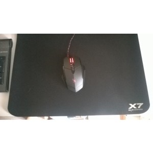 Utilizez un pad mouse monstru x7 400*430 :)) (comandat din greseala :)) ) dar foarte bun.Pot...
