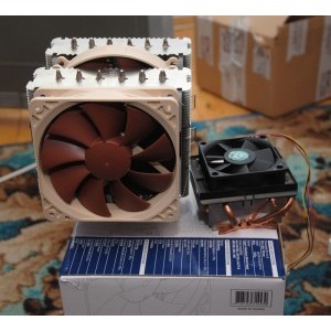 Comparatia de dimensiune intre NH-D14 si coolerul stock AMD pentru socket AM3