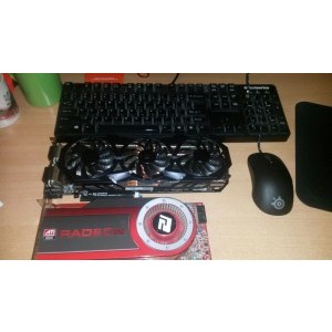Tastatura, mouse, o placa veche 4870 ca si comparatie de dimensiune