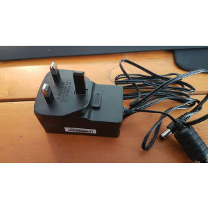 Aici e cuplat adaptorul de priza specific UK - nu exista unul pentru prizele noastre.