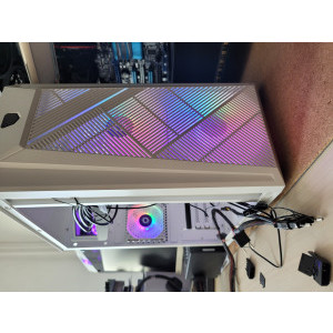 Fan-ul de 12cm de jos este alimentat normal, la +12V. Cel de sus si cel din spate sunt alimentate...