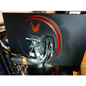 Prindere VESA- compatibil cu orice suport. Design de gaming in spate fara leduri