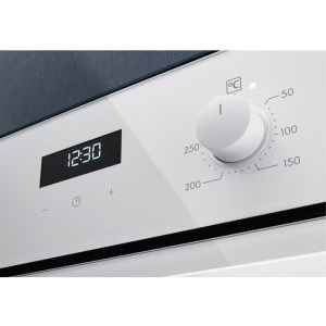 Electrolux EOF5F50BV, 65 L, Autocuratare catalitica, Even Cooking, SurroundCook, Timer, Clasa A, Alb